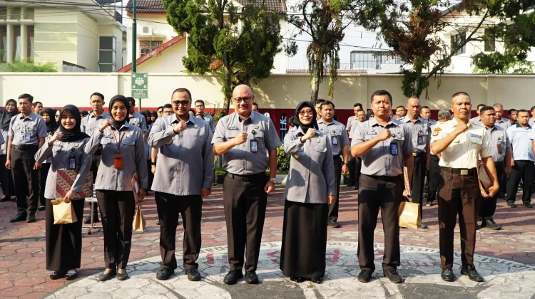 Muhtar Jadi Pegawai Teladan dan Agung Memotivasi Jaga Kekompakan