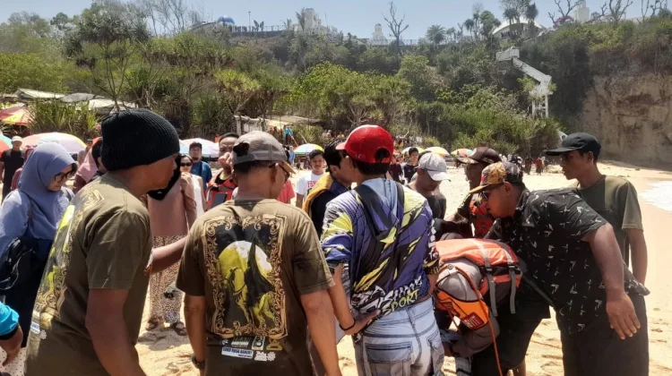 Ombak Besar Terjang Pantai Jungwok Gunungkidul, Satu Wisatawan Meninggal