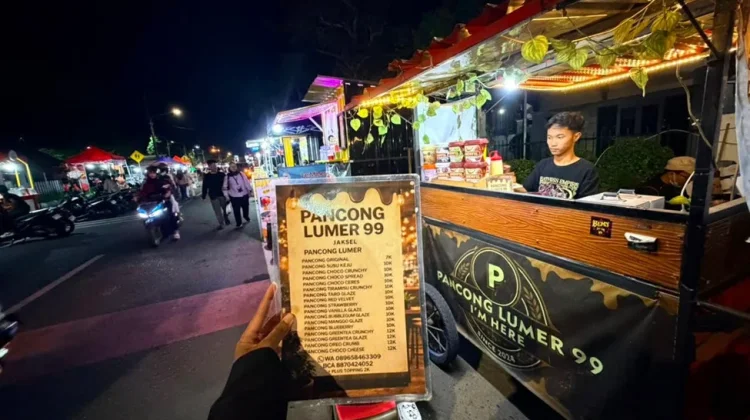 Pancong Lumer 99 Jadi Camilan Favorit Pengunjung Alun-Alun Paseban Bantul