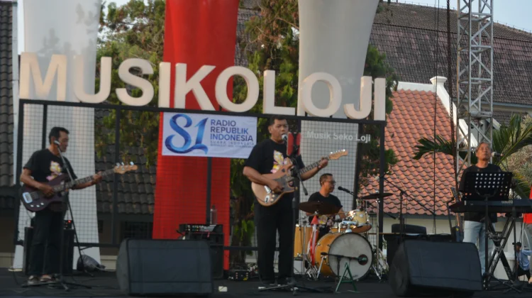 Aksi Tama Plus Band Guncang Benteng Vredeburg di Hari Radio ke-81