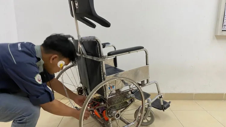 Mahasiswa UMY Ciptakan Kursi Roda Cerdas Berbasis Lirikan Mata