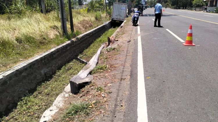 Kecelakaan di Wates, Sebuah Truk Terjun ke Sungai