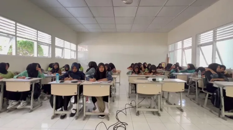Mahasiswa PK UNY Terapkan Pembelajaran Teks LHO Berbasis Potensi Lokal di SMKN 1 Dl