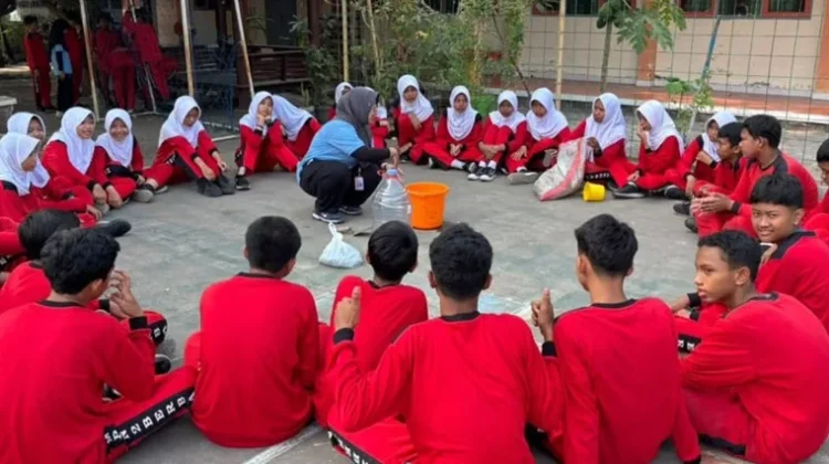 Mahasiswa UNY Ajak Siswa Berbah Olah Sampah Organik