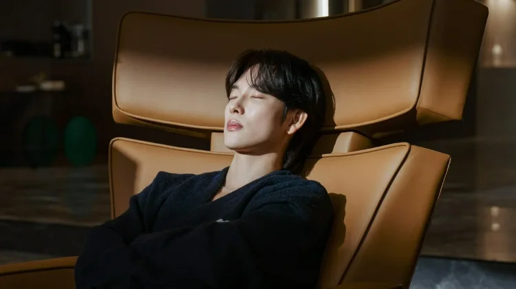 Yim Si Wan Tampilkan Dua Sisi Berbeda dalam Drakor tvN Terbaru Love in Disguise