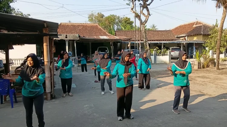 Semangat Sehat Warga Dasawisma Kadisoro Bantul lewat Jalan Pagi dan Senam