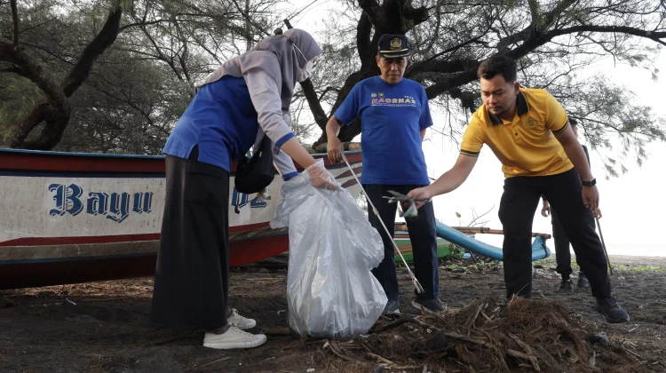 Dukung Pariwisata, Pantai Trisik Dibersihkan dari Sampah