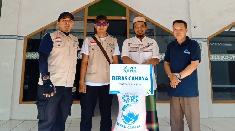 PLN UP3 Sleman dan YBM PLN Salurkan Bantuan Beras Cahaya ke Ponpes