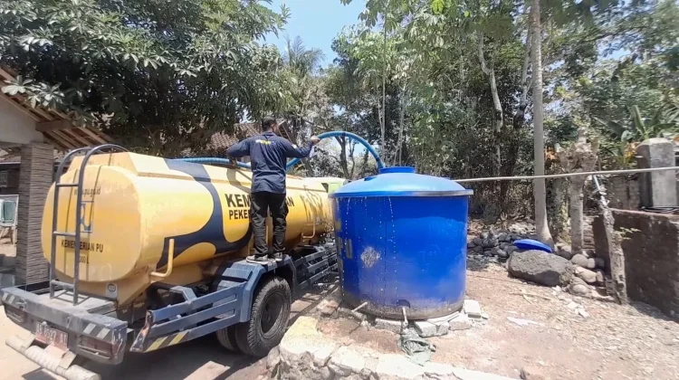 Gandeng BPBPK DIY, BPBD Sleman Kembali Salurkan 10 Ribu Liter Air Bersih di Moyudan