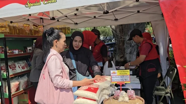 Bazar TNI di Balai Pamungkas Diserbu Warga, Sembako Murah Jadi Buruan