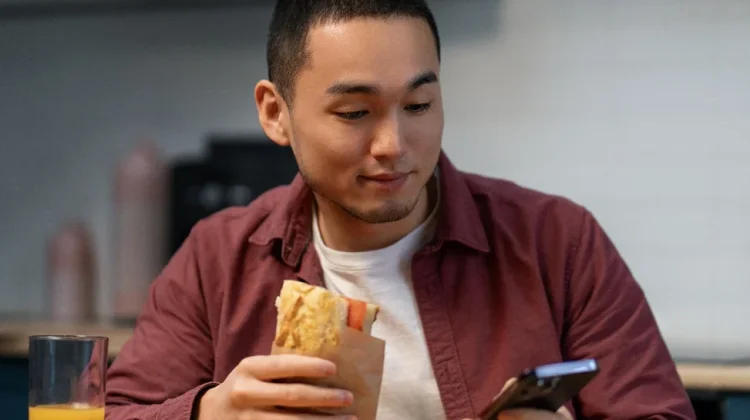 Makan Sambil Main Ponsel Mampu Merusak Fokus Otak