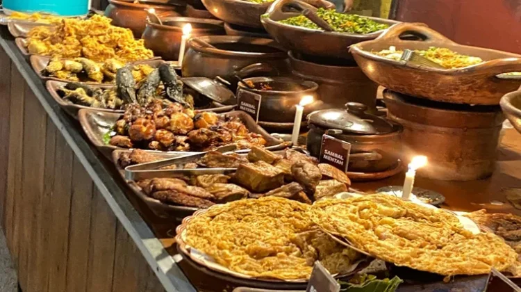 Resto Bale Kanoman Hadirkan Suasana Desa Khas Jawa