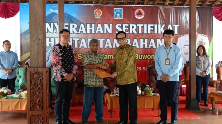 Terdampak Erupsi Merapi 2010, Puluhan Warga Cangkringan Terima Sertifikat Huntap