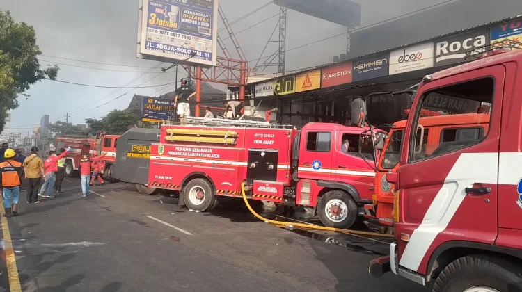 Kebakaran Toko Elektronik di Berbah, Ratusan Kendaraan Bermotor Hangus Terbakar