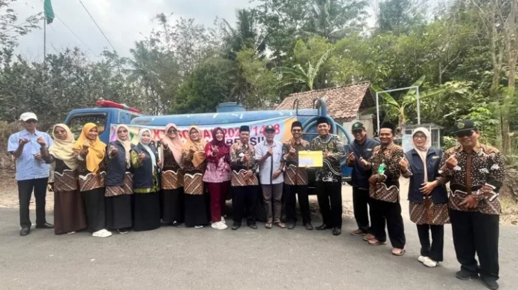 Warga Ponces Bersyukur Dapat Bantuan 20 Tangki Air Bersih