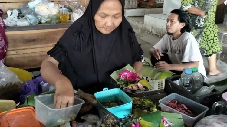 Tradisi Nyadran Membawa Berkah Penjual Bunga Tabur