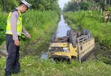 Hilang Kendali, Sebuah Truk Masuk ke dalam Sungai