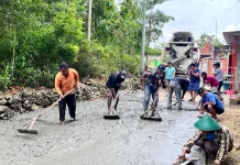 Prihatin Jalan Rusak, Warga Perbaiki Pakai Dana Pribadi