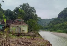 Khawatir Roboh Tergerus Arus Sungai, Warga Kedungmiri Bongkar Atap Musala