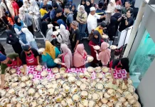 Ribuan Masyarakat Tertib Mengantre Iftar Gratis di Masjid Jogokariyan