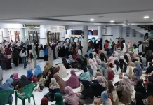 Antusiasme Tinggi, Ribuan Takjil Masjid Nurul Ashri Ludes sebelum Berbuka