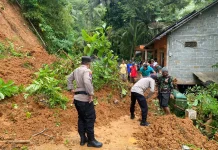 Hujan Deras,  Longsor Sempat Tutup Jalan Tegalsari -klepu di Kulon Progo
