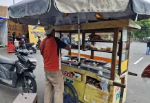 Leker Deles, Keteguhan 20 Tahun Jawir Menjual Camilan Renyah dan Manis