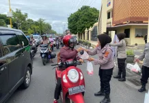 Polres Bantul Bagikan Ratusan Paket Takjil Bagi Pengguna Jalan