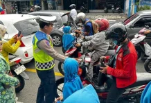 Dibantu Satlantas Polresta, SD Muhammadiyah Jogokariyan Bagikan Takjil