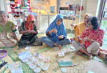 Produktif di Usia Senja, Raup Cuan lewat Keterampilan Tangan