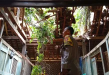 Hujan Disertai Angin Kencang Sebabkan Rumah Lansia Rusak Berat
