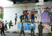 Daop Kolaborasi Daop 6 dan Koramil Bersihkan Vandalisme Jembatan Kewek