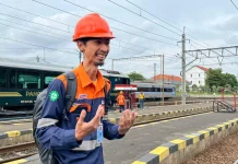 Pastikan Perjalanan KA Aman, Petugas PPJ Jalan Kaki 13 Kilometer Setiap Hari