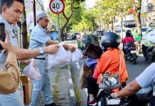Jasa Raharja Bagikan Takjil Gratis ke Masyarakat di Bulan Ramadan