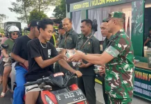 Yayasan Patriot Bangsa Mandiri Bagikan Ratusan Takjil di Jembatan Kabanaran