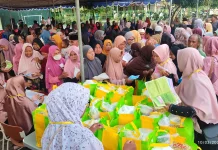 Ratusan Paket Sembako Dibagikan Gratis