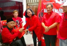 Bagikan Sembako, Esti Wijayanti Ajak Warga Bijak Kelola Keuangan