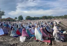 Di Terik Matahari Ribuan Umat Muslim Khusyuk Salat Id di Gumuk Pasir