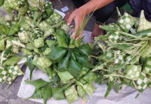 Selongsong Ketupat Jadi Buruan Warga Menyambut Idulfitri
