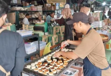 Sensasi Live Cooking di Pasar Ngasem Tarik Minat Pembeli