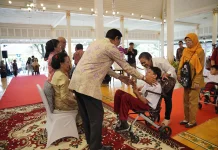 Ribuan Warga Padati Kepatihan, Silaturahmi Lebaran Penuh Haru
