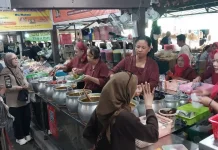 Jenang Yu Jumilah Pasar Ngasem Diserbu Pembeli saat Lebaran, 1.500 Cup Ludes