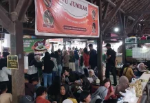 Antrean Mengular, Jenang Yu Jumilah Jadi Buruan Pengunjung Pasar Ngasem