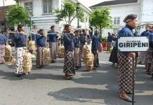 Giripeni Persembahkan Pikulan Krimpying Gaplek pada HUT ke-80 Yuswa Dalem
