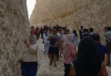 On The Rock, Menawarkan Keindahan Laut Lepas dari Atas Tebing Batu Karang
