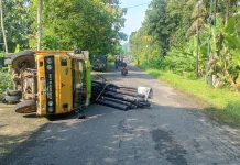 Pengemudi Tak Hafal Jalan, Truk Bermuatan Tiang WiFi Terguling di Goa Selarong