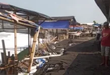 Sejumlah Warung di Pantai Depok Rusak Diterpa Gelombang Pasang