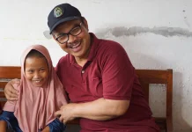 Secercah Harapan Bagi Azizah, Si Mungil Tulang Punggung dan Penjaga Sang Ayah