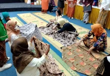 Merawat Warisan Budaya lewat Lomba Mewiru Kain Jarik di Hari Kartini
