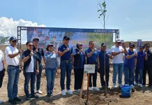 Implementasi Gerakan RTHB, AHY Tanam Pohon Trembesi di Tol Purwomartani